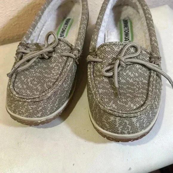 Minnetonka slippers size 8 - Picture 3 of 7